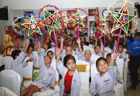 Mang Tết Trung thu đến với thiếu nhi mắc bệnh hiểm nghèo